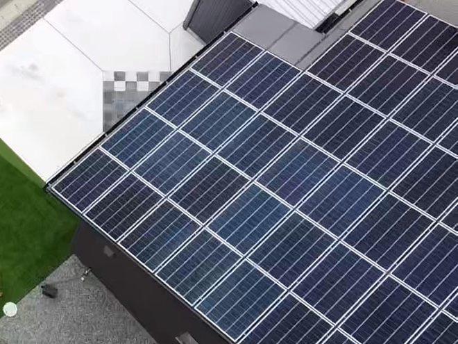 一条工務店の平屋の屋根に載せた太陽光パネル13.475kWを真上から見たところ