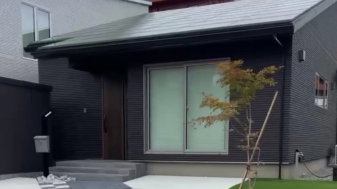 道路から見た平屋の正面外観