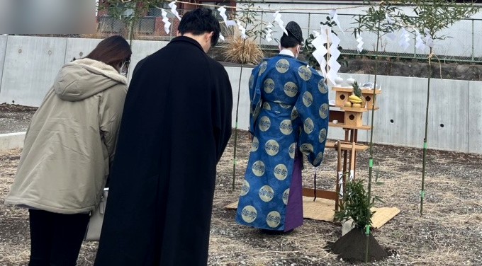 一条工務店で建てた平屋の地鎮祭。祭壇と笹、神主による儀式