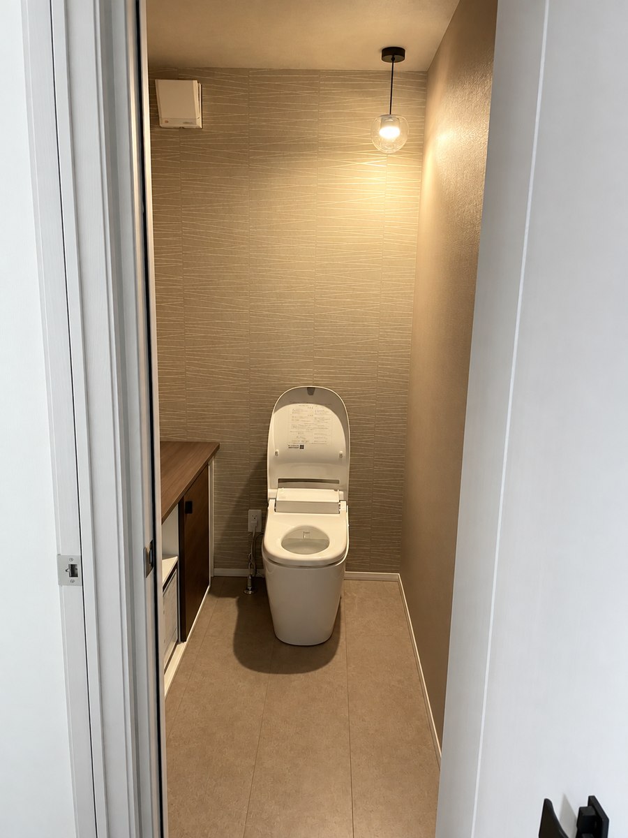 トイレのペンダントライトを電球色で点灯した状態